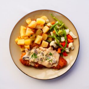 Schnitzel roomsaus met aardappeltjes en groentemix