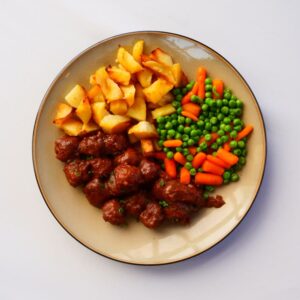 Sate gehaktballetjes met aardappels en erwtjes & worteltjes