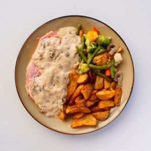 Beenham roomsaus met aardappeltjes en groentemix