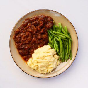 Zuurvlees met aardappelpuree en boontjes