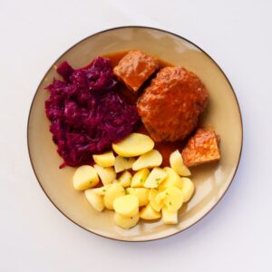 Gehaktbal in jus met rode kool en aardappeltjes