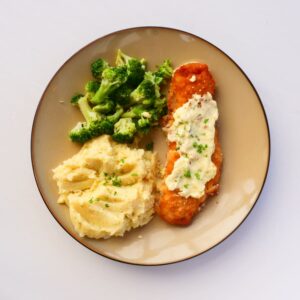 Gebakken vis met aardappelpuree en broccoli